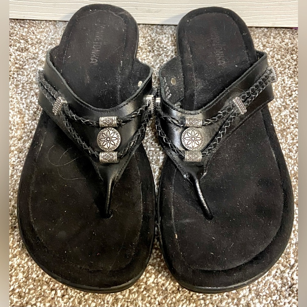 Minnetonka Silverthorne Women’s 10 black, leather Sandals Thong Flip Flop
